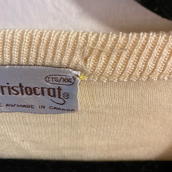 🎉5/$30 - Vintage yellow v-neck sweater - Picture 4 of 5